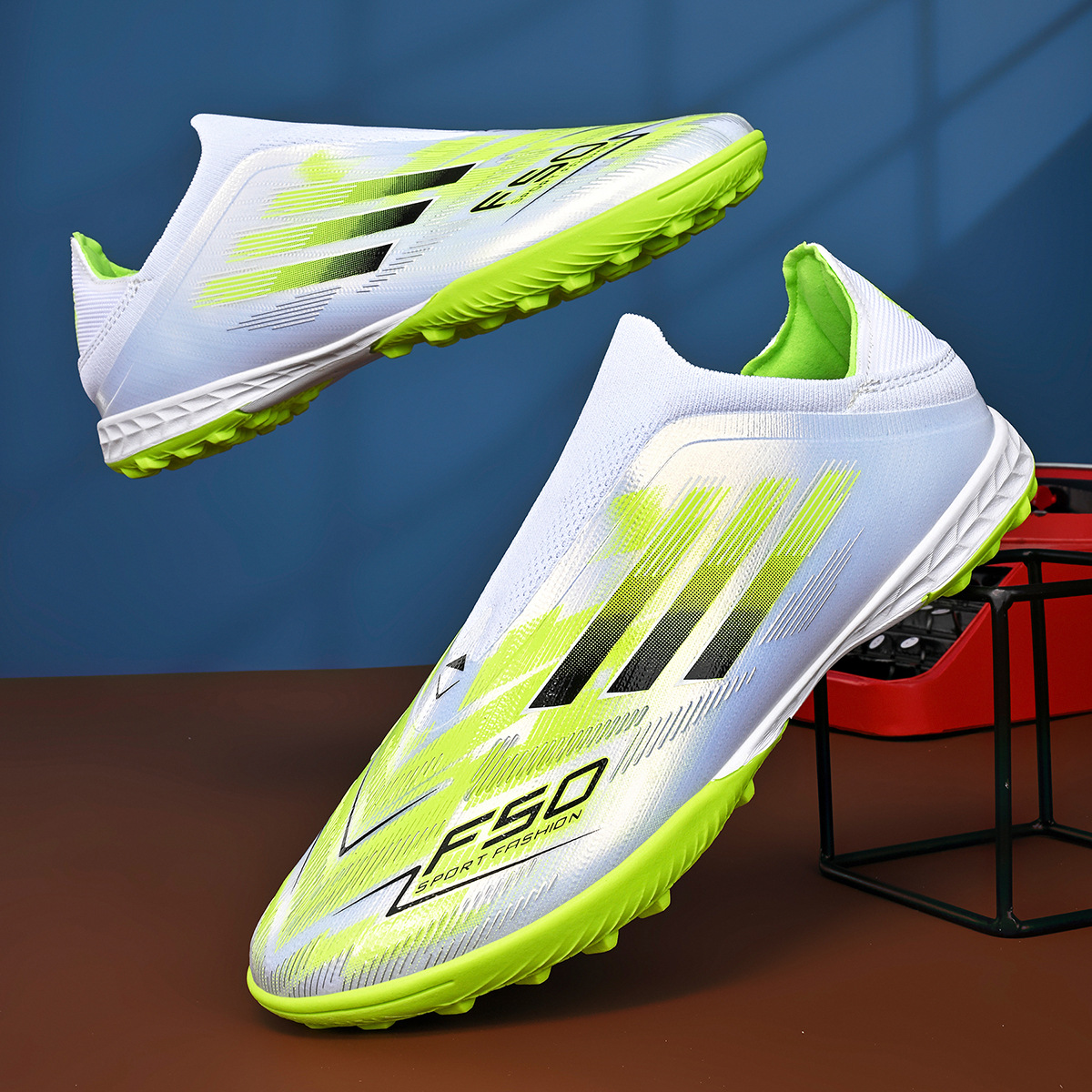 Low-cut Long-stud Outdoor Soccer Cleats