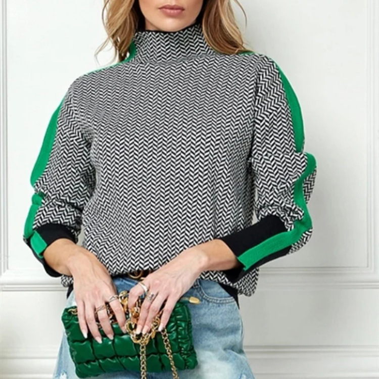 Retro-patterned Contrast-color Bottoming Shirt