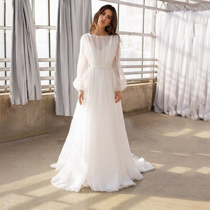 French-style Round-neck Long-sleeved Lightweight Wedding Dress With A Fitted Waist
