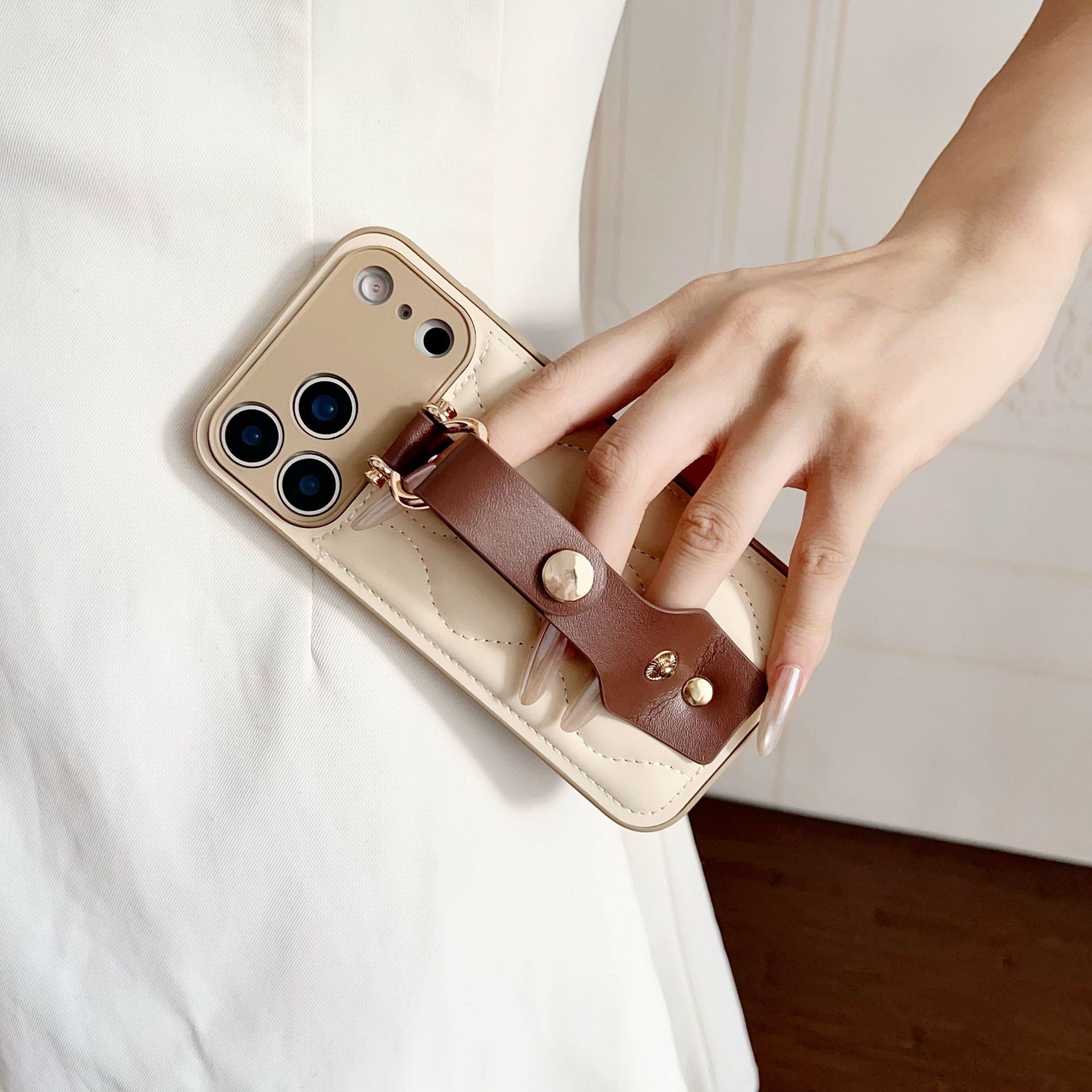 Sophisticated Coffee-colored Pearl-bracelet Phone Case