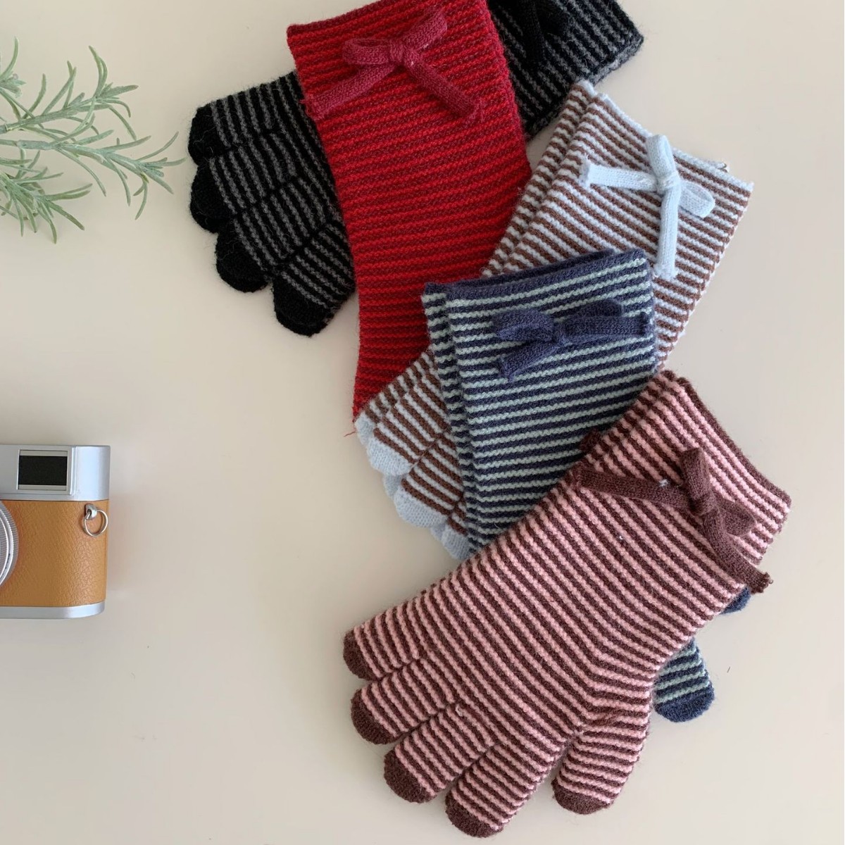 Knitted Wool Gloves With Touchscreen-compatible Fingertips And A Bow Detail