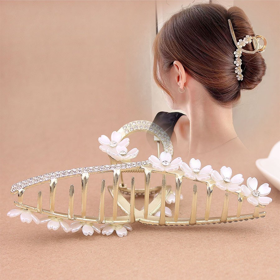 Heart-shaped Metal Hair Clip With A Gold Trim For The Back Of The Head