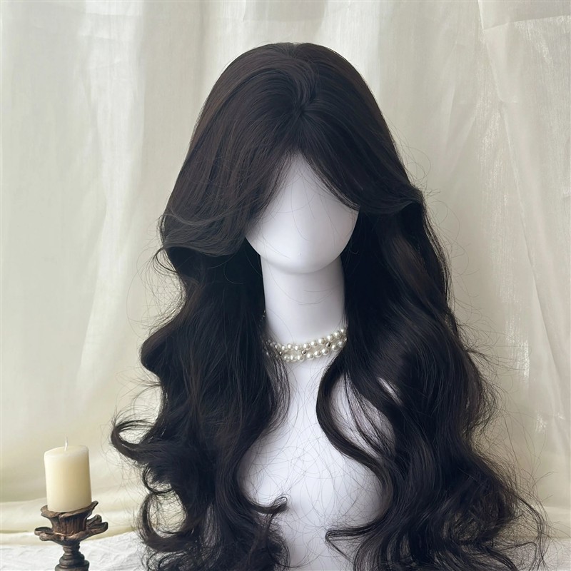 Seamless Blunt Bangs Paired With Large Waves Wig