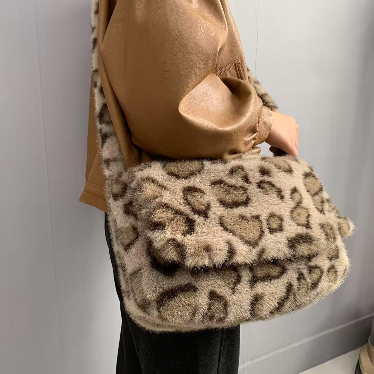 Leopard Print Plush Crossbody Bag Women's Korean Version Fashionable Faux Fur Large…