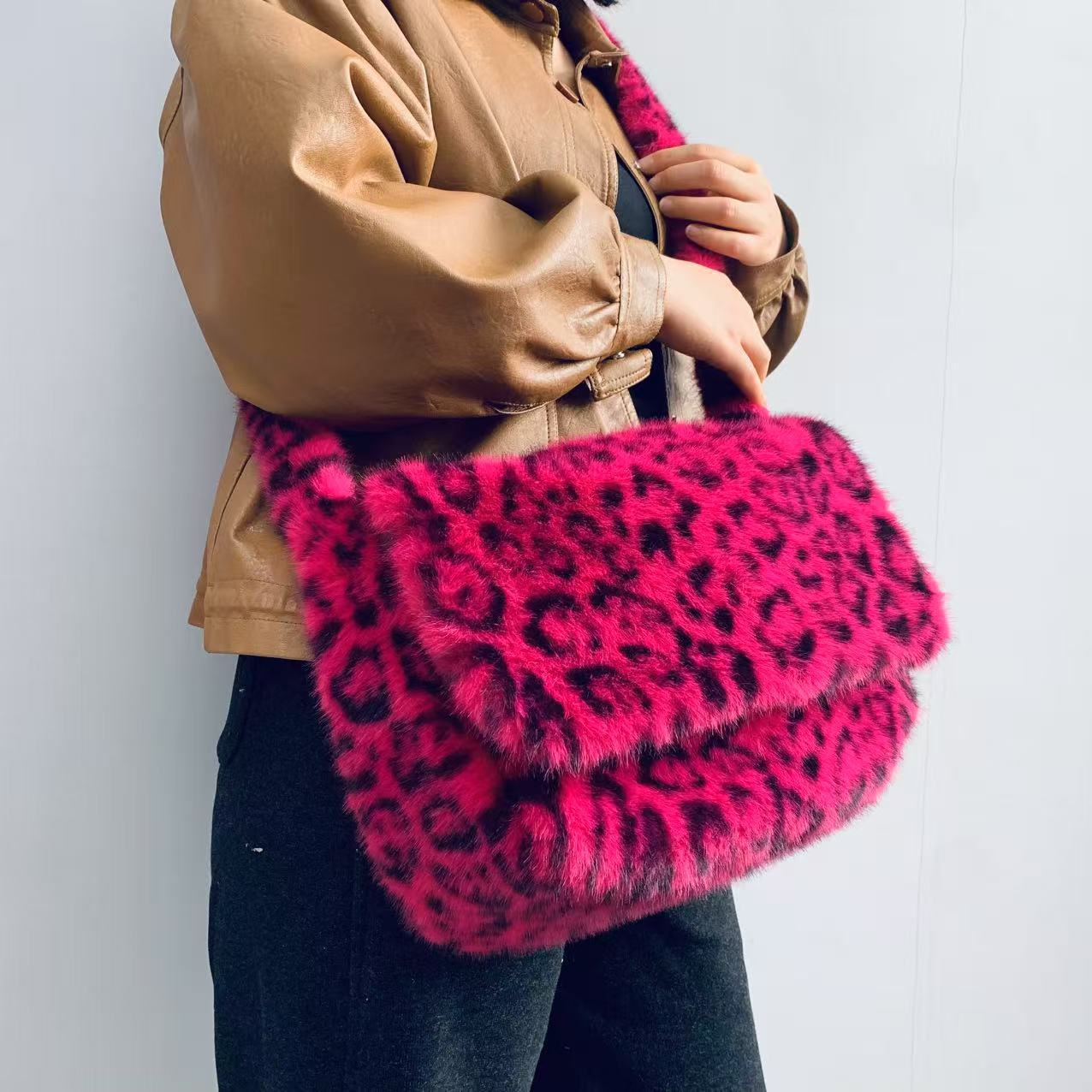 Leopard Print Plush Crossbody Bag Women's Korean Version Fashionable Faux Fur Large…