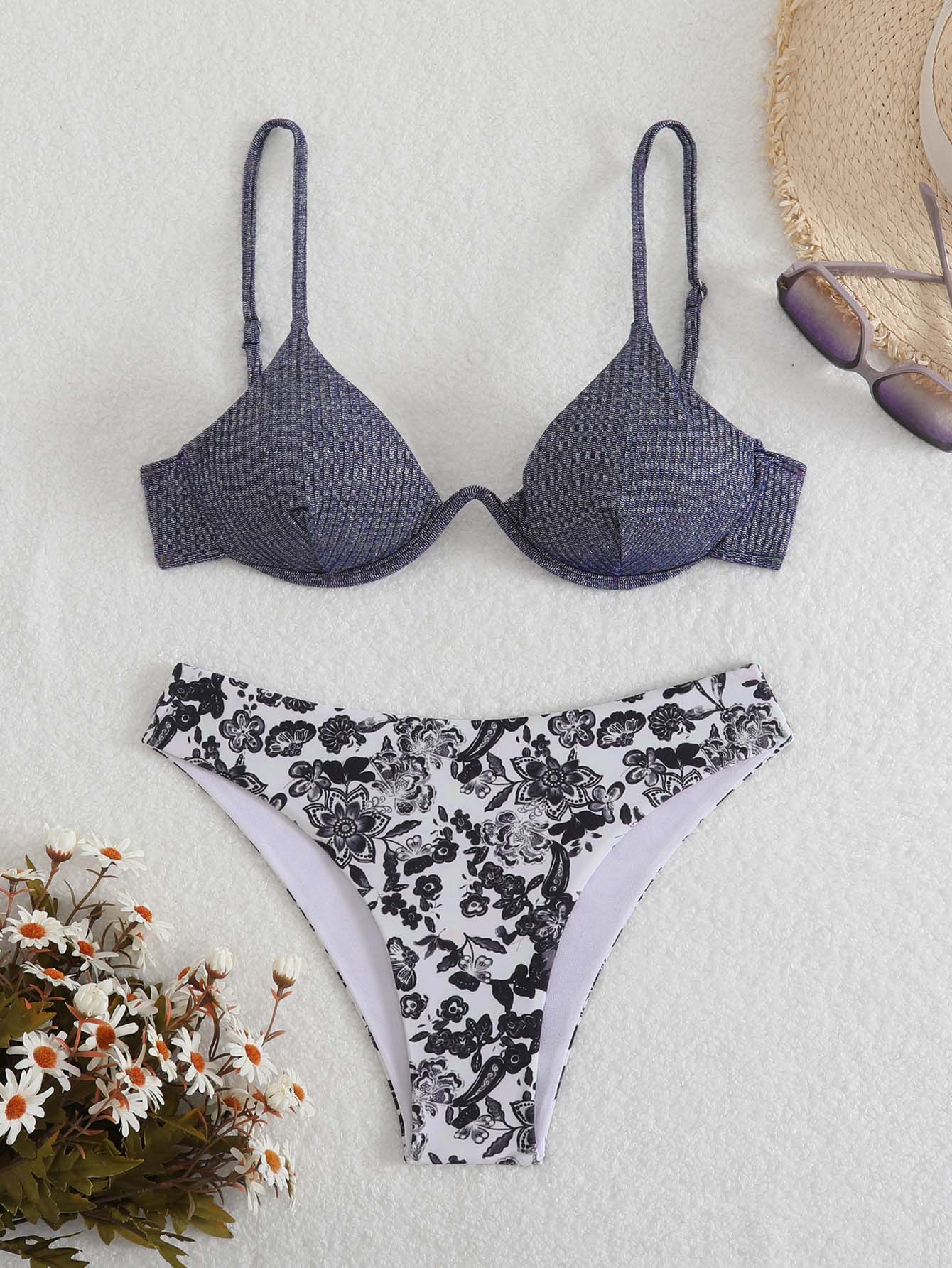 2026 New Solid Color Sexy Circular Cutout Split Set Swimsuit Straps Over-the-Shoulder Halter Two-Piece Bikini Set photo 3