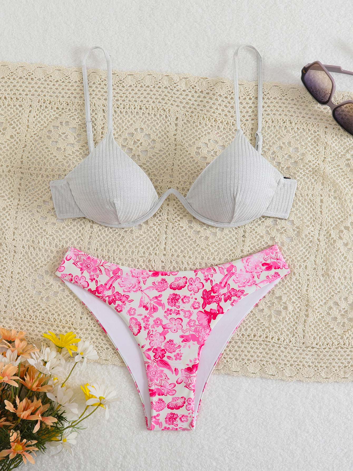 2026 New Solid Color Sexy Circular Cutout Split Set Swimsuit Straps Over-the-Shoulder Halter Two-Piece Bikini Set photo 7