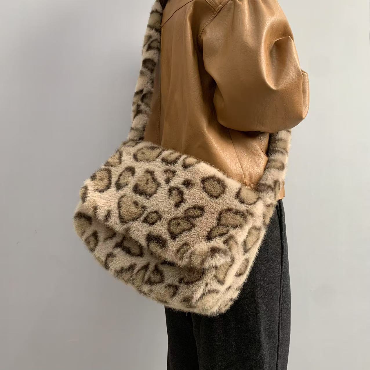 2026 New Leopard Print Plush Crossbody Bag Women's Korean Version Fashionable Faux Fur Large Capacity Shoulder Bag Flap Trend - Light Brown Leopard Print photo 2