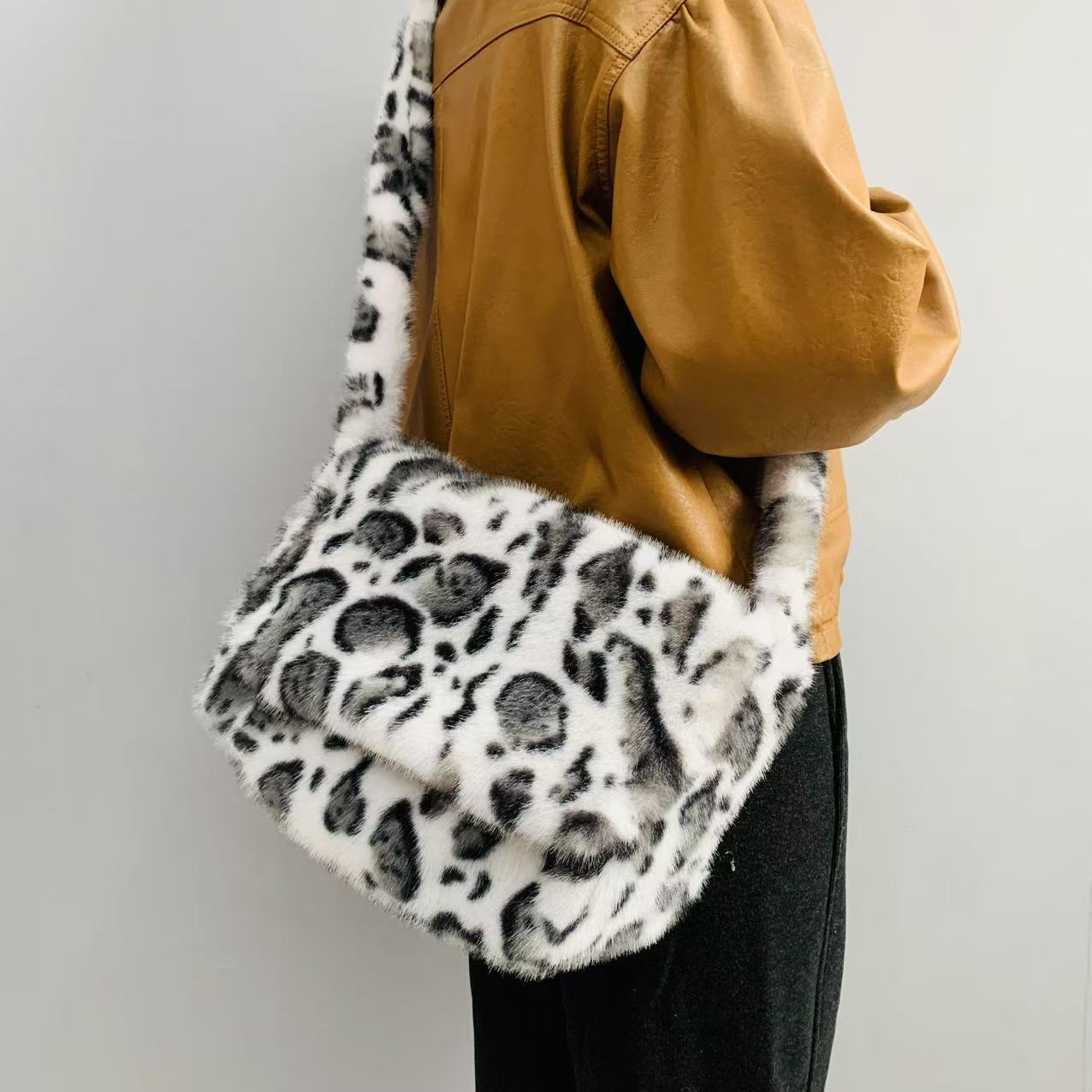 2026 New Leopard Print Plush Crossbody Bag Women's Korean Version Fashionable Faux Fur Large Capacity Shoulder Bag Flap Trend - White Leopard Print photo 1