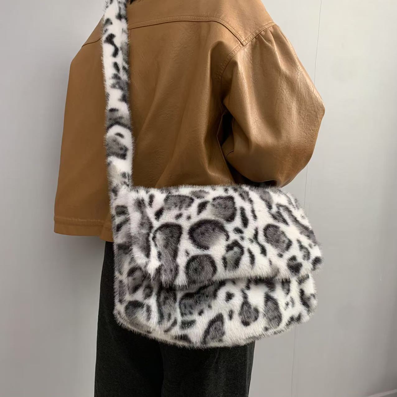 2026 New Leopard Print Plush Crossbody Bag Women's Korean Version Fashionable Faux Fur Large Capacity Shoulder Bag Flap Trend - White Leopard Print photo 3