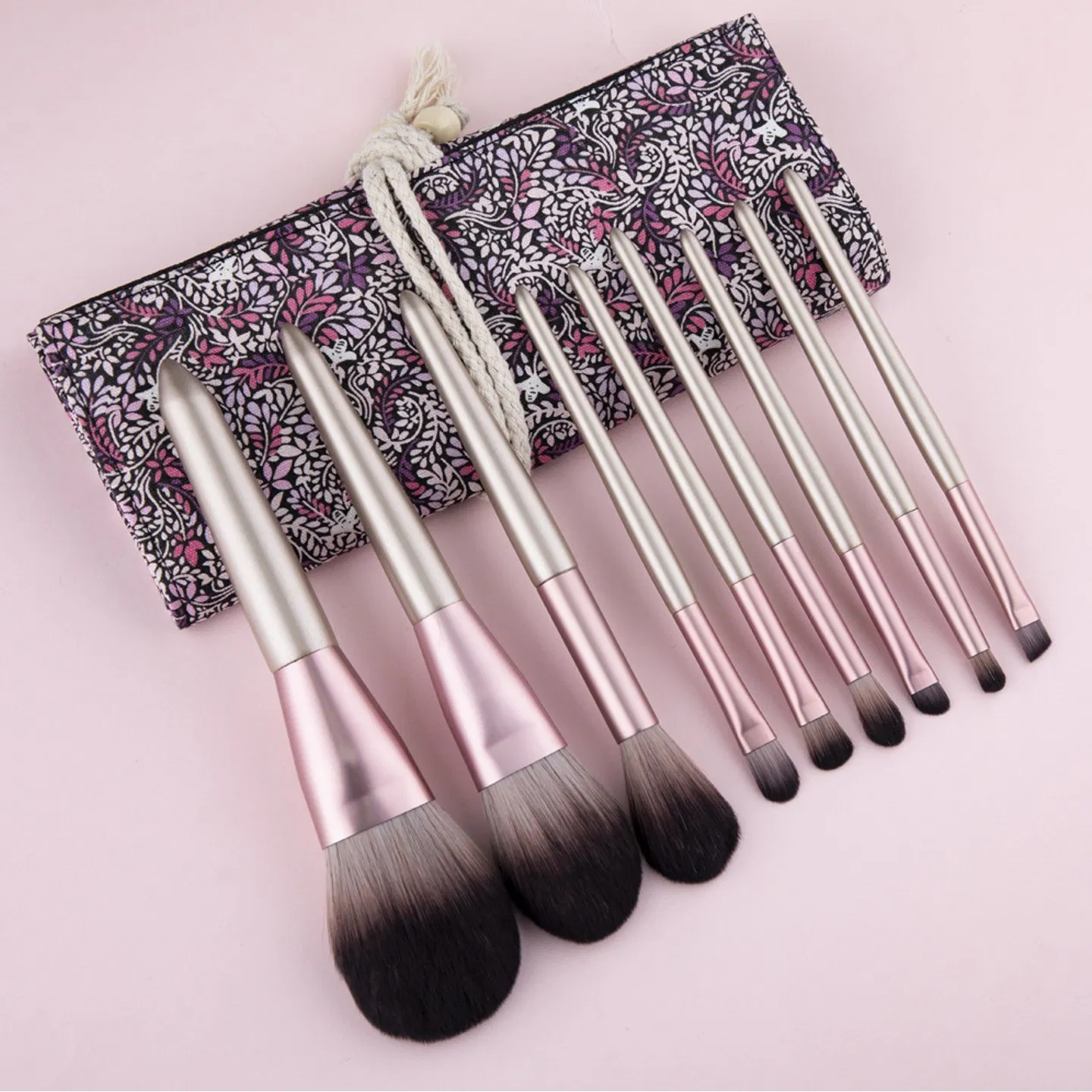 9-piece small pudding makeup brush set, all-in-one face and eye function brush, soft bristles that evenly apply makeup, paired with a printed roll-up case photo 6