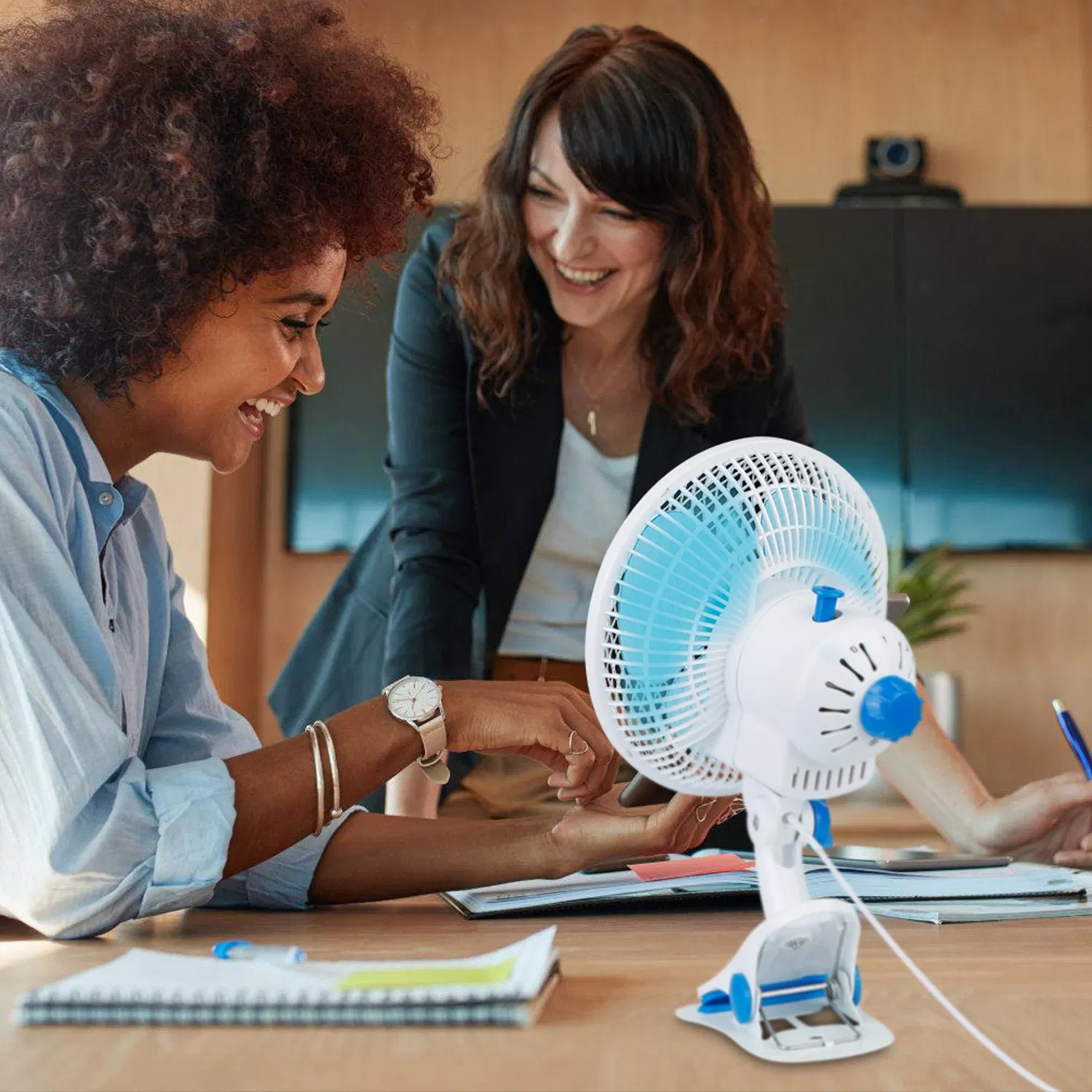 Clip On Fan 2 Speeds Quiet Clamp Fan Adjustable Tilt Auto Shaking Fan Wall Mount Personal Fan photo 2