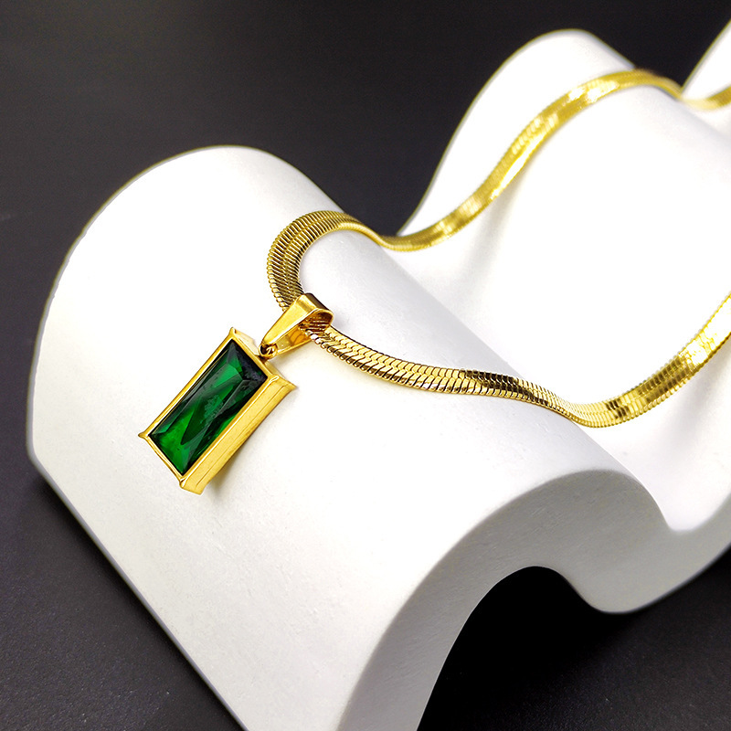 Blade Chain Advanced Sense Of Light Luxury Emerald Zircon Pendant photo 4