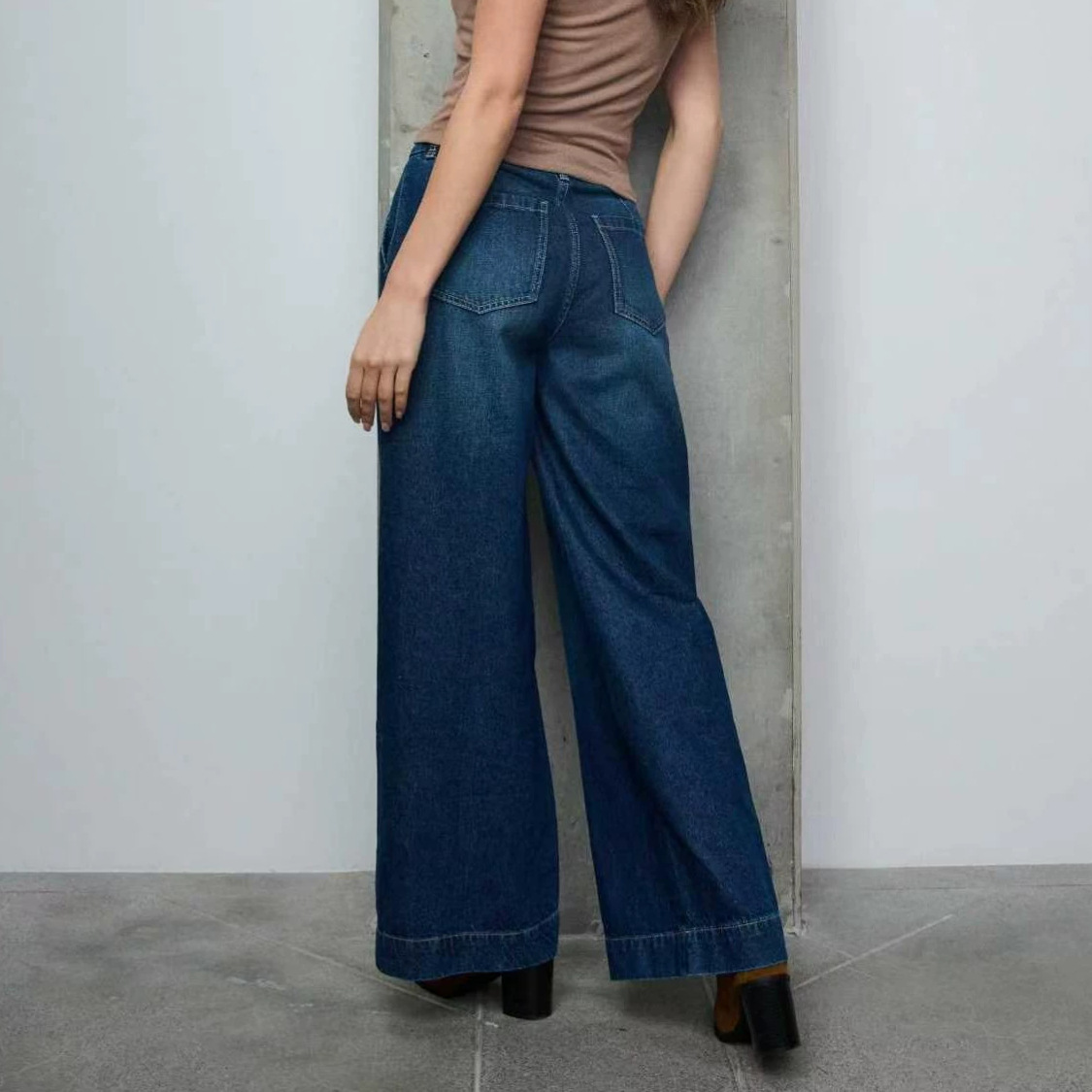 Women's Retro Washed Blue Straight-Leg Jeans photo 3