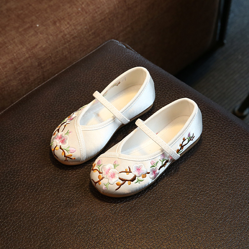Childrens Simple And Versatile Embroidered Cloth Shoes photo 5