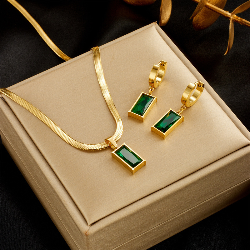 Blade Chain Advanced Sense Of Light Luxury Emerald Zircon Pendant photo 1