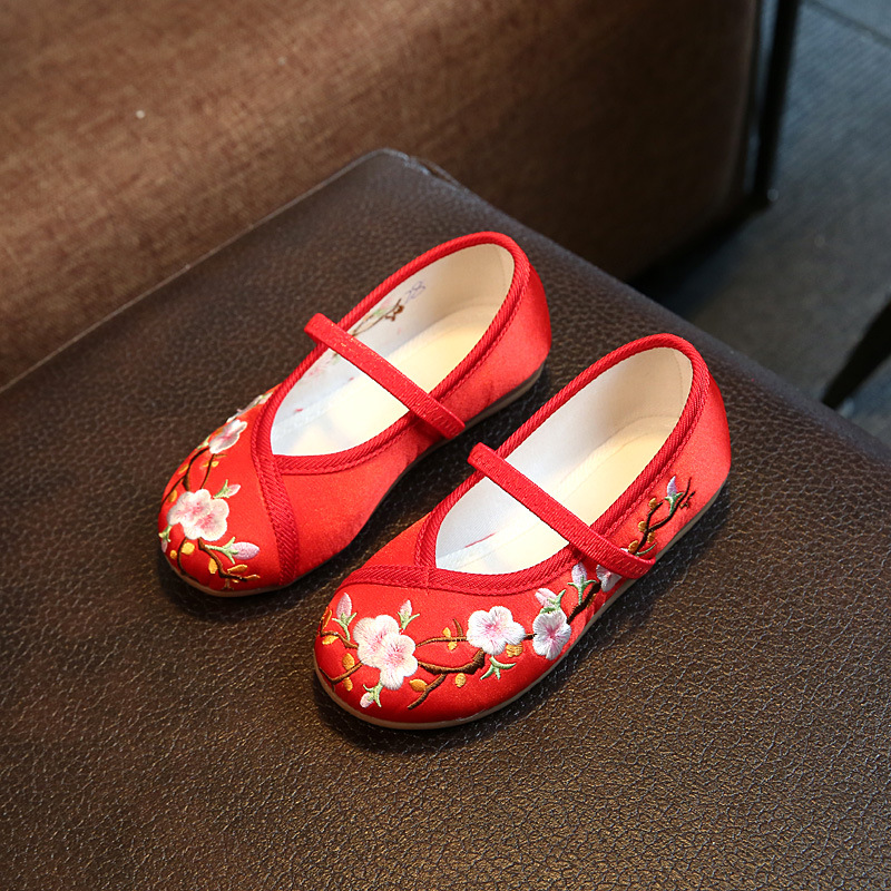 Childrens Simple And Versatile Embroidered Cloth Shoes photo 4