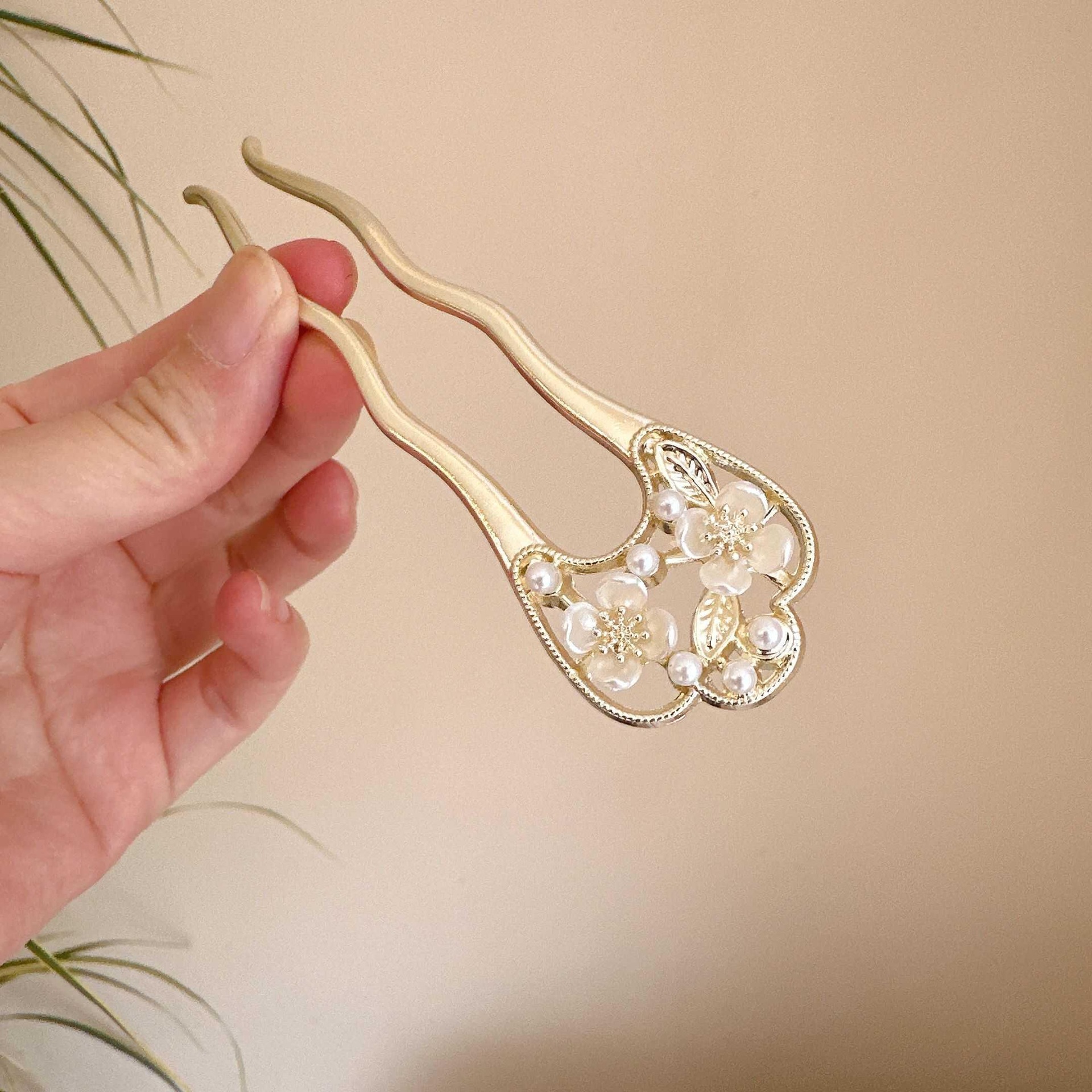 Elegant Beads Camellia Style U-shaped Hair Pin photo 2