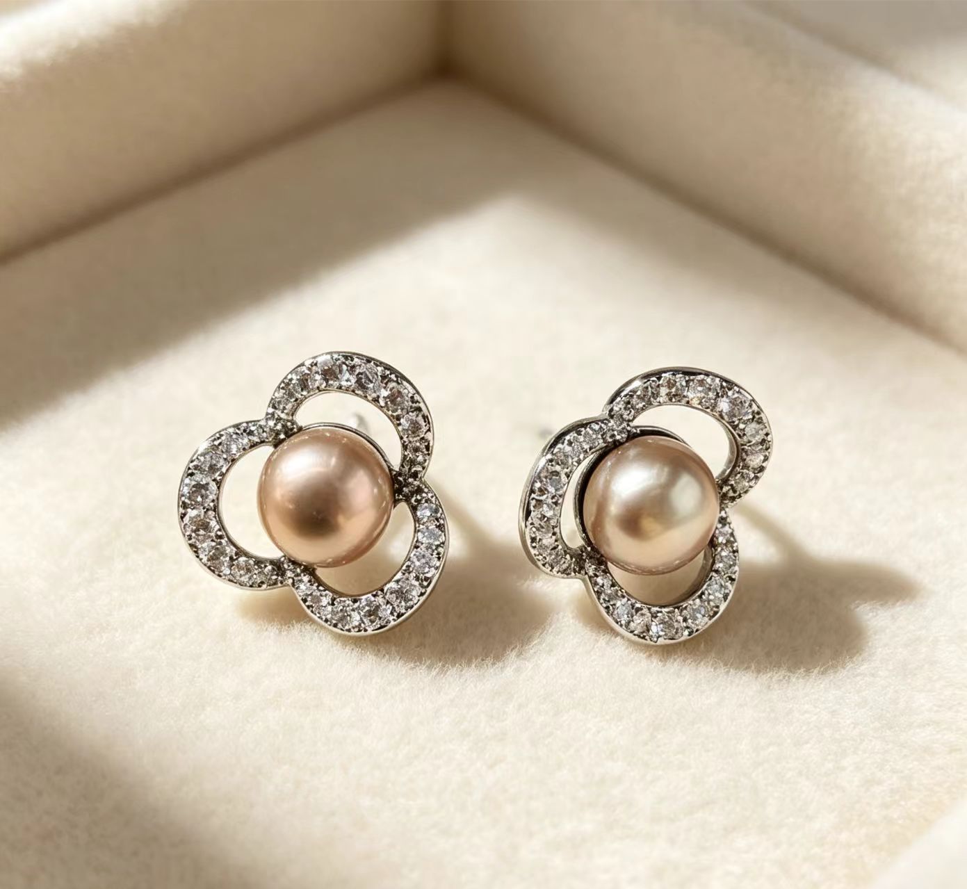 Hollow Four-Leaf Clover Diamond-Encrusted Champagne Pearl Womens Earrings photo 3