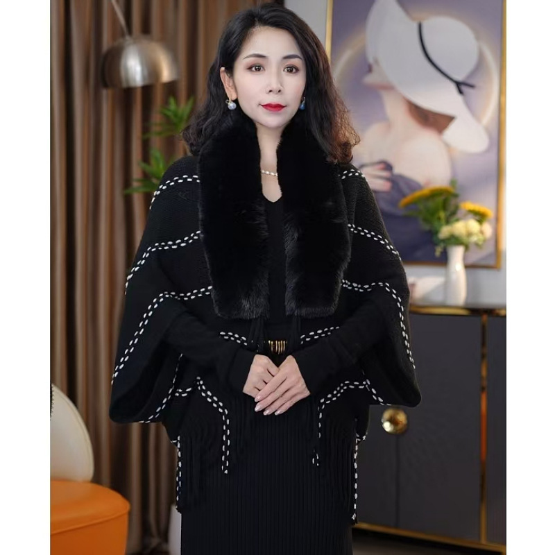 New Knitted Shawl With A Fur Collar And Tassels photo 3