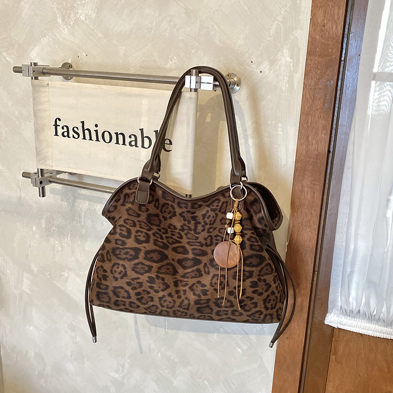 Large-capacity Womens Shoulder Crossbody Bag And Commuter Underarm Bag For Fall And Winter photo 7