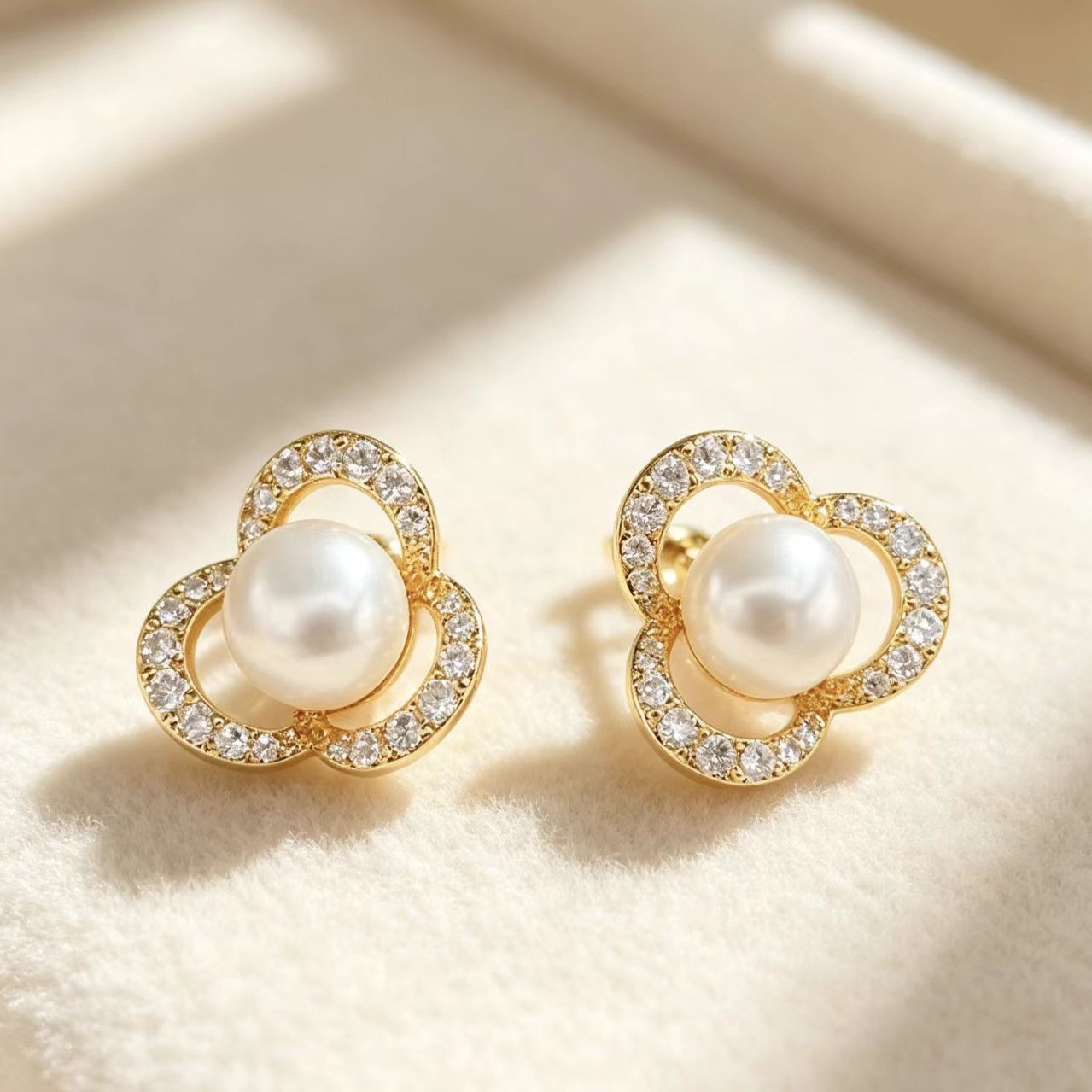 Hollow Four-Leaf Clover Diamond-Encrusted Champagne Pearl Womens Earrings photo 5