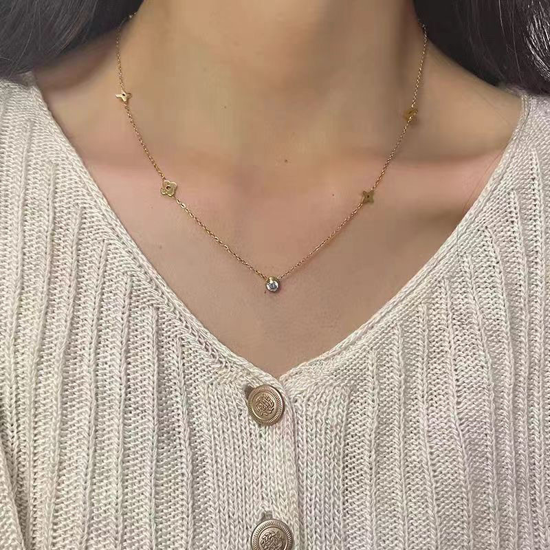 Light-luxury Flower Single-diamond Titanium Steel Necklace photo 3