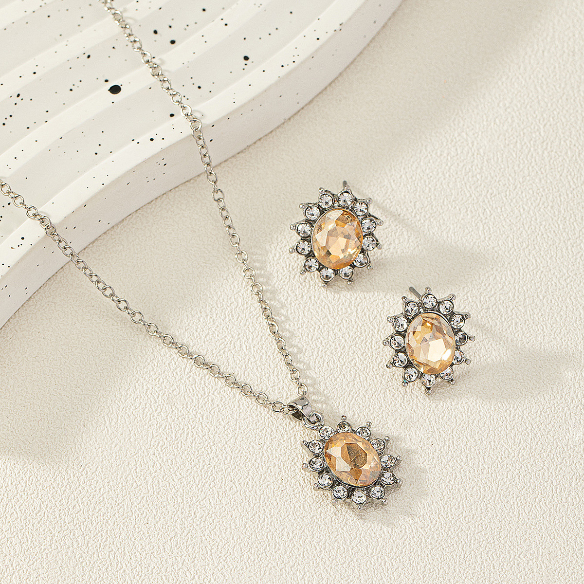 European And American Fashion SUNFLOWER Zircon Ear Stud Necklace Suit photo 3