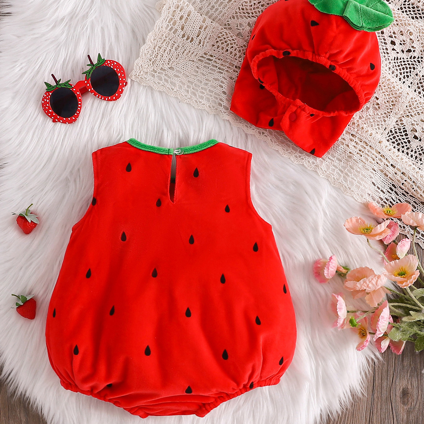 Babys Fallwinter Strawberry-themed Romper And Hat Two-piece Set photo 2