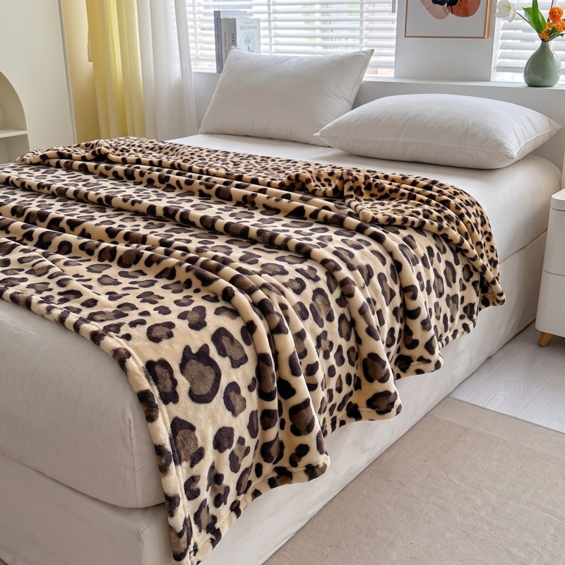 Double-sided Flannel Leopard-print Blanket photo 4
