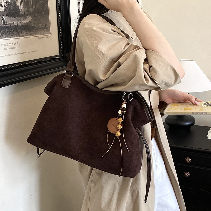 Large-capacity Womens Shoulder Crossbody Bag And Commuter Underarm Bag For Fall And Winter photo 4