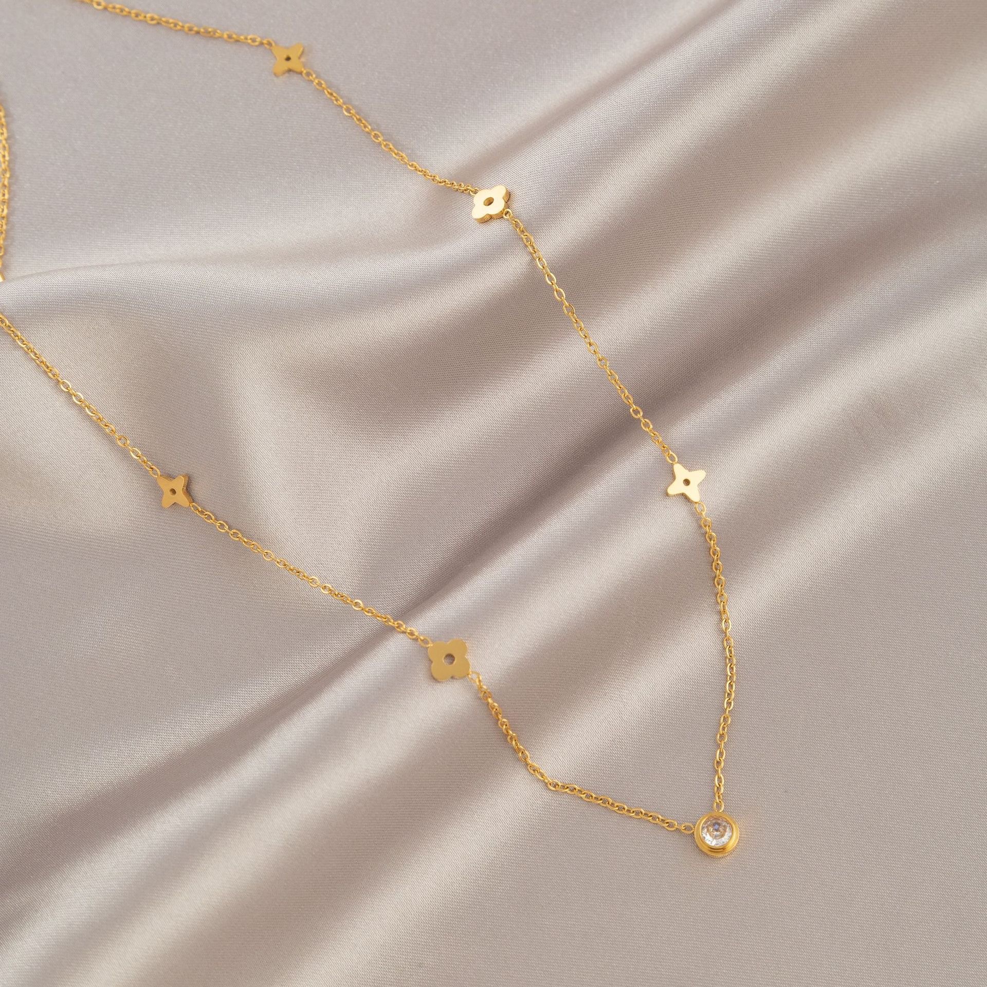 Light-luxury Flower Single-diamond Titanium Steel Necklace photo 2