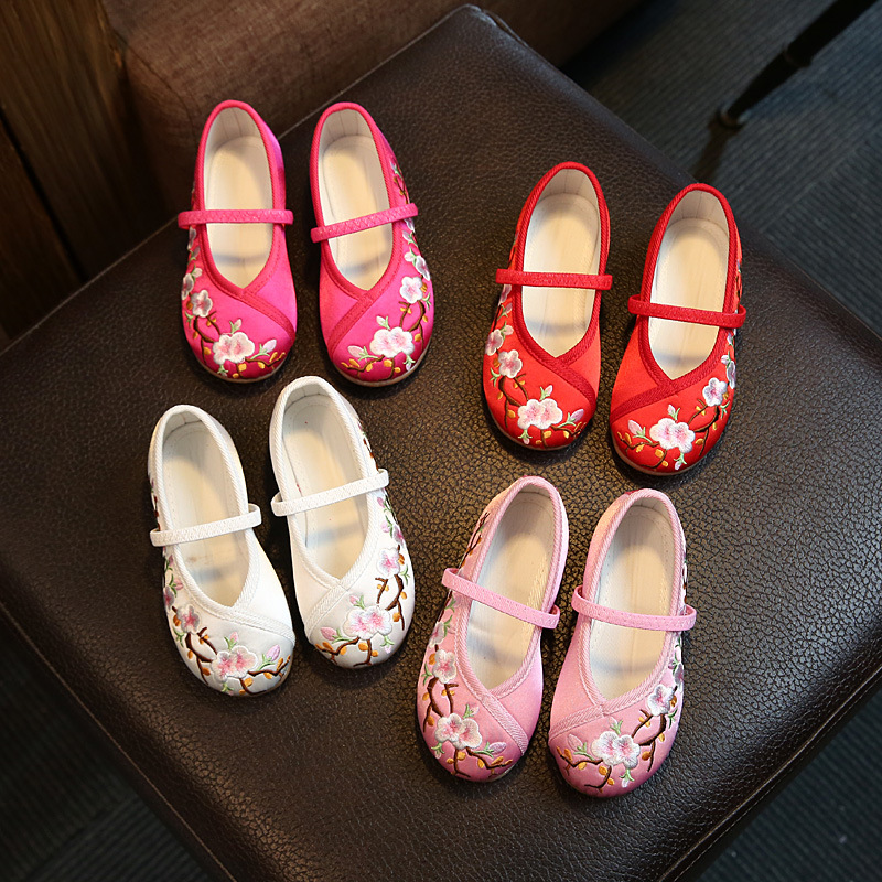 Childrens Simple And Versatile Embroidered Cloth Shoes photo 1