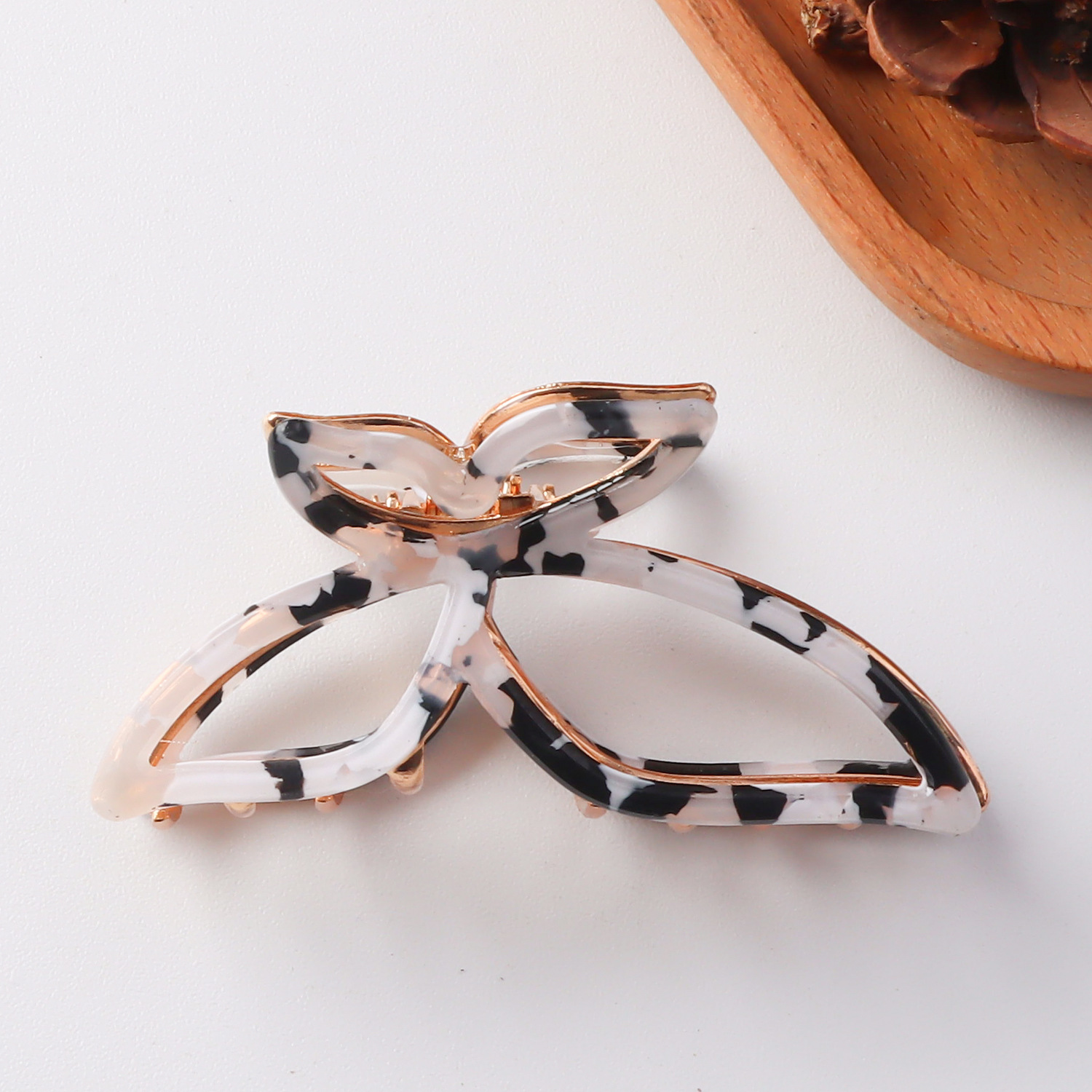 Elegant And Versatile Shark Clip Hairpin photo 6