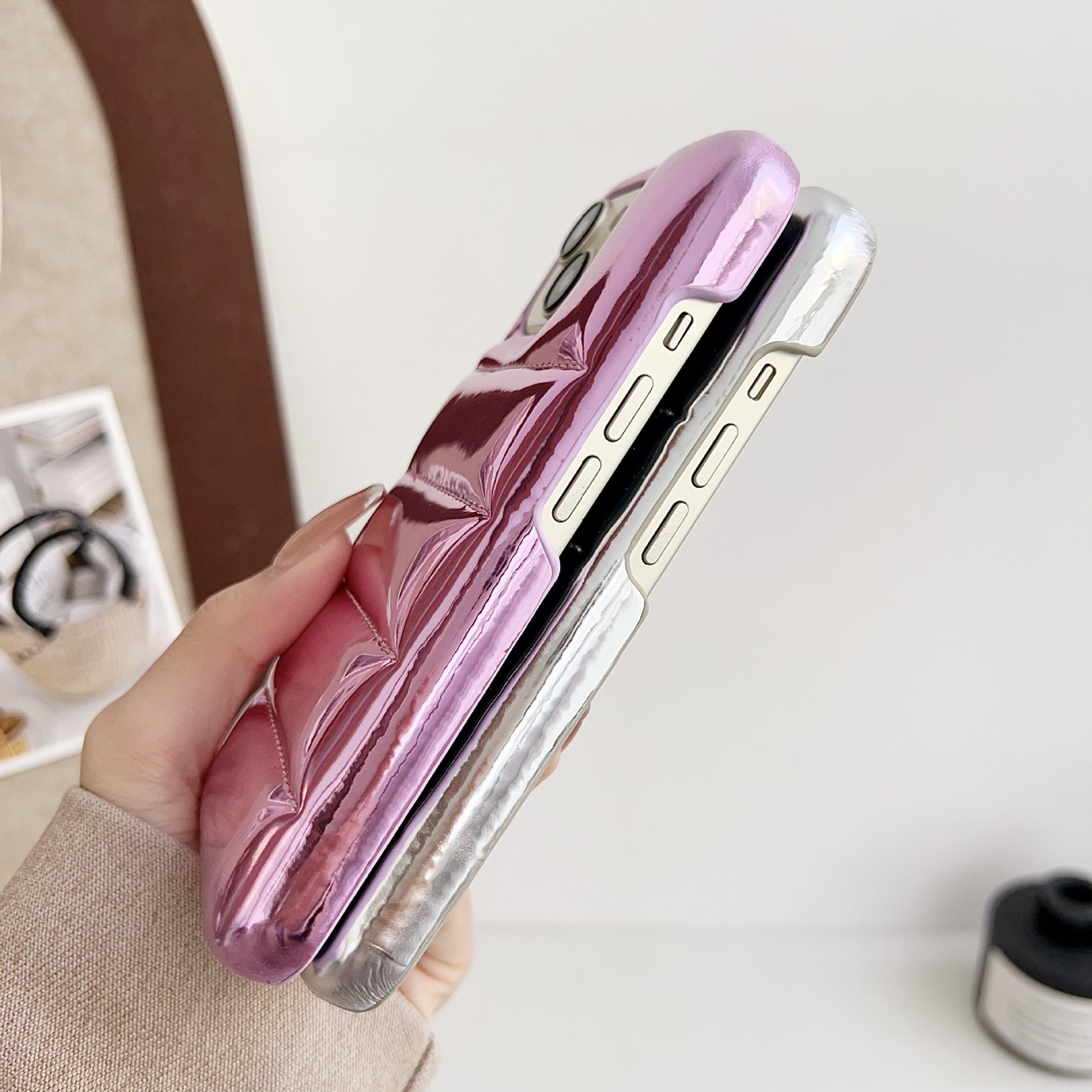 Applicable 17pm Aurora Down Jacket Glossy High-End Laser Phone Case photo 6