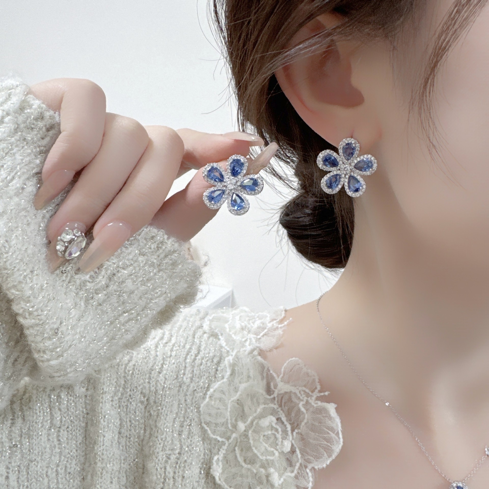 High-grade Jewelry Suit Micro Inlaid Zircon Sunflower Ear Stud Necklace A Set Of Elegant Jewelry photo 3