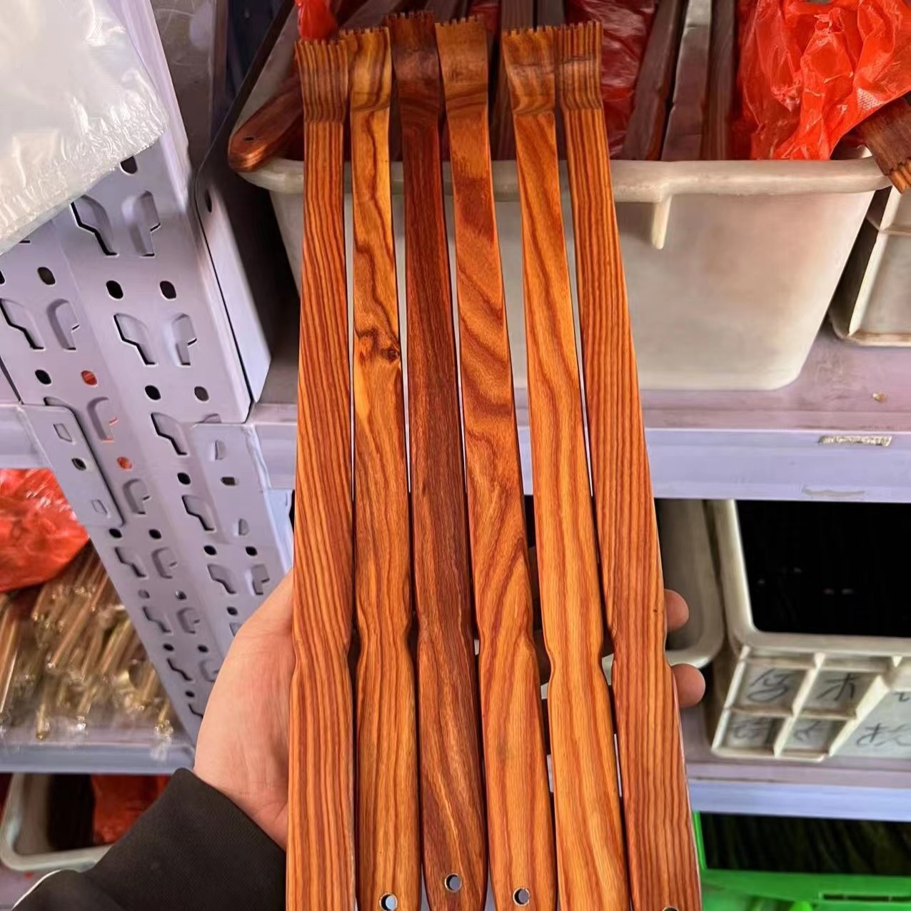 Small-leaf Red Sandalwood Back Scratcher photo 3