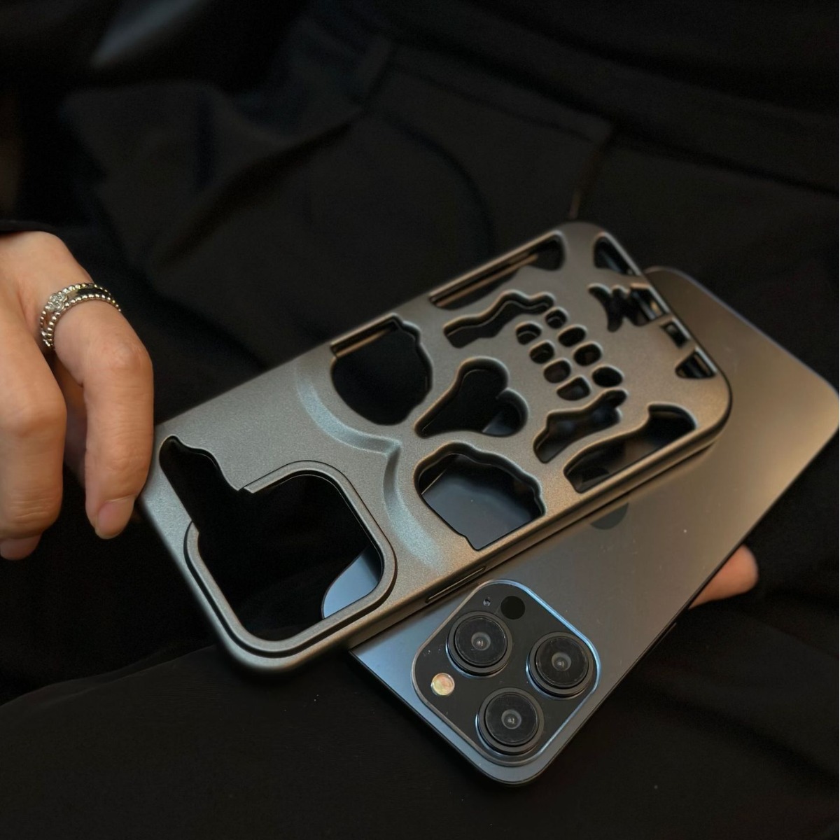 Skull-pattern Matte Hollowed-out Protective Case For 17 Pro Max photo 3