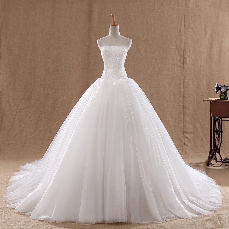 Simple And Elegant Strapless Lace Wedding Dress photo 1