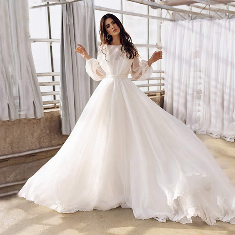 French-style Round-neck Long-sleeved Lightweight Wedding Dress With A Fitted Waist photo 2
