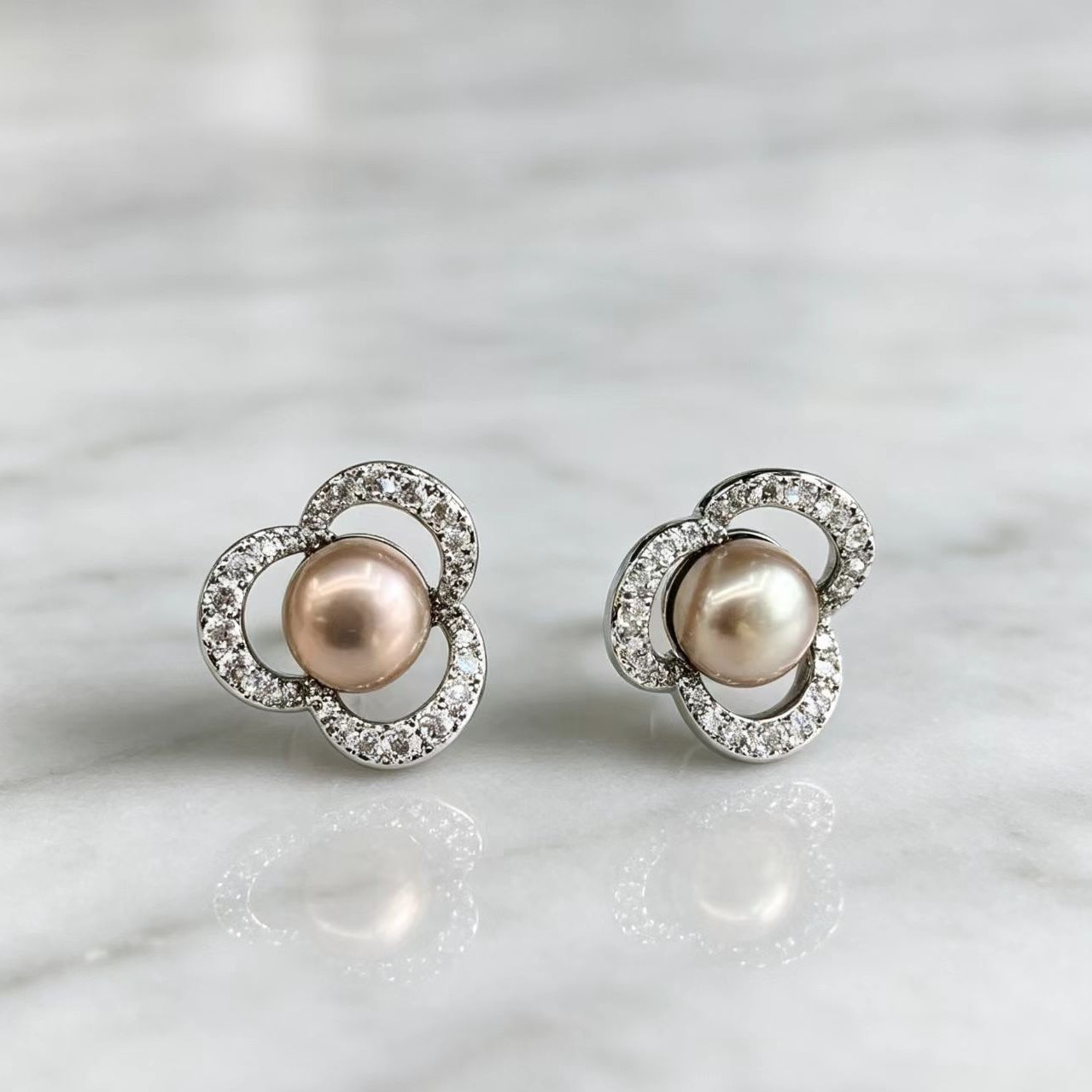 Hollow Four-Leaf Clover Diamond-Encrusted Champagne Pearl Womens Earrings photo 1