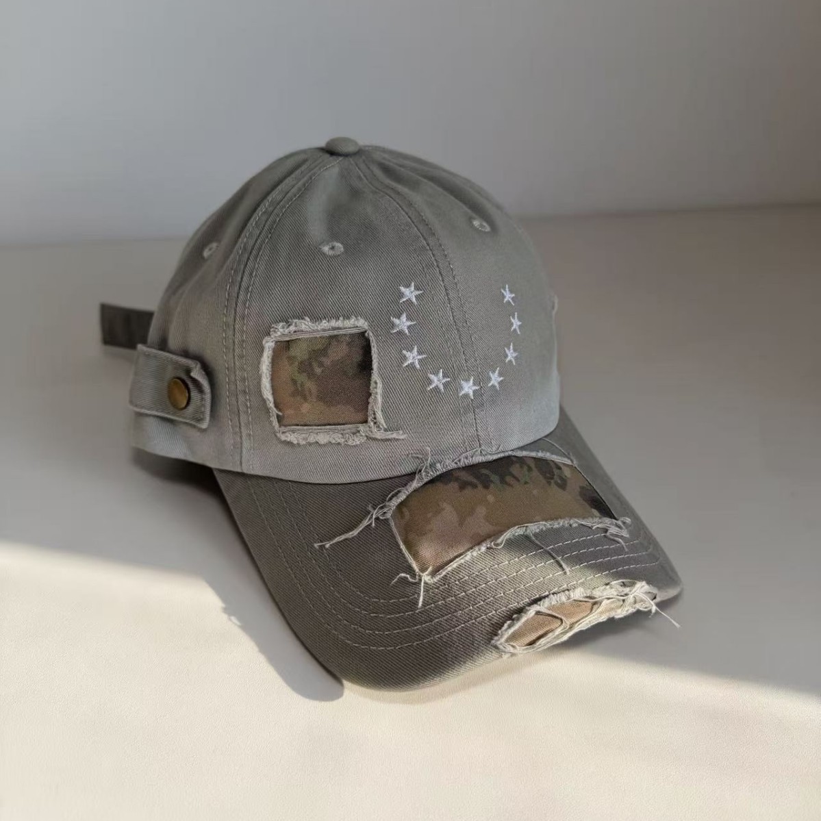 Street-style Distressed Baseball Cap Fashionable And Versatile Vintage-look Frayed-brim Snapback photo 5