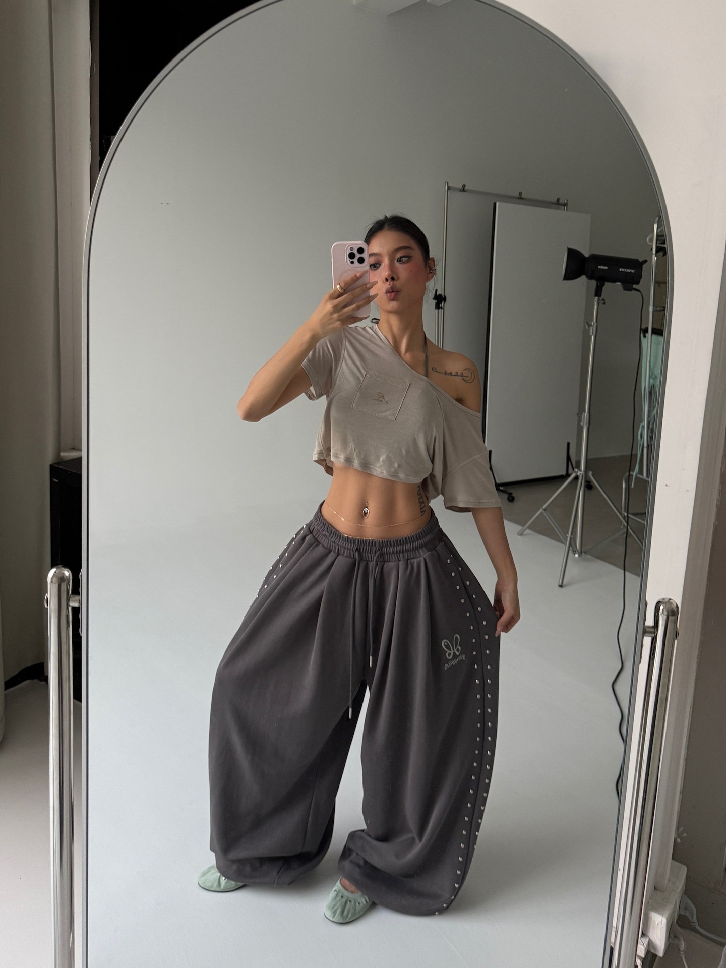American-style Studded Embroidery Sweatpants photo 4