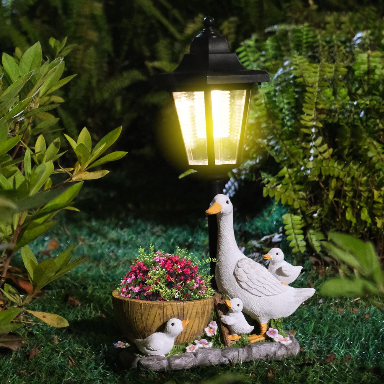 Lifelike White Duck Craft Outdoor Solar-Powered Lamp Ornament photo 1