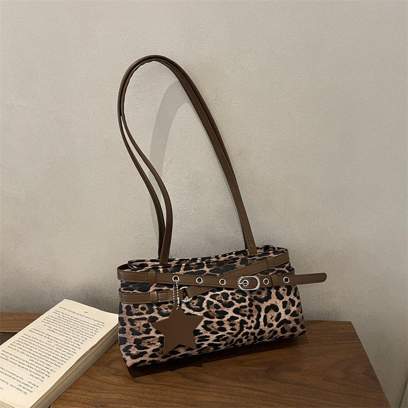 Fashionable And Minimalist Underarm Bag photo 7