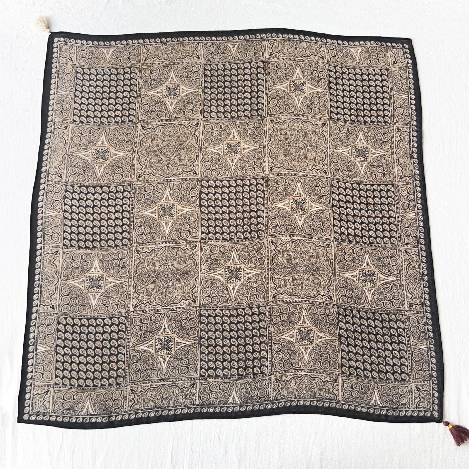 Tassel-trimmed Triangular Scarf Decoration photo 2
