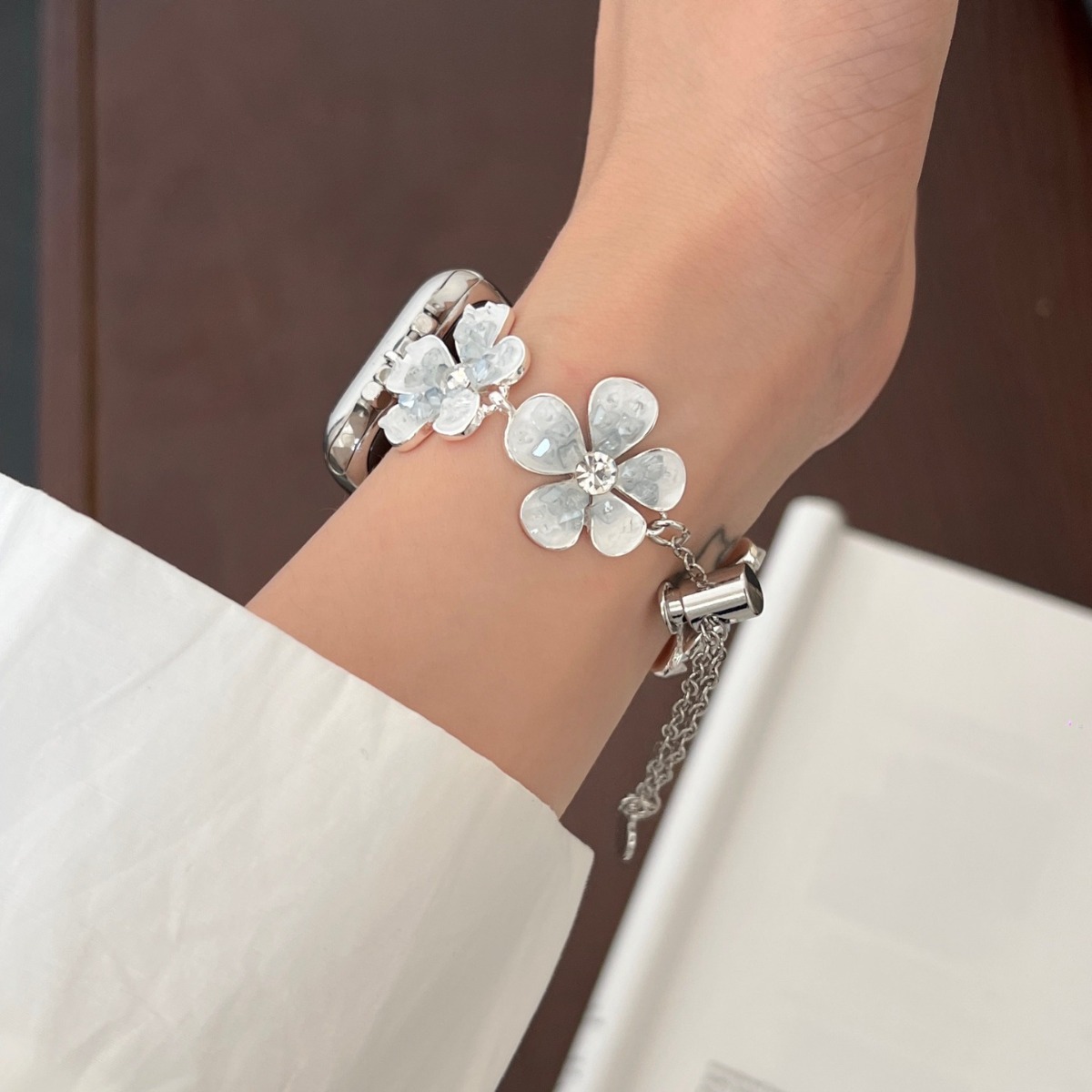 Versatile Pebble-flower Chain Metal Watch Strap photo 3