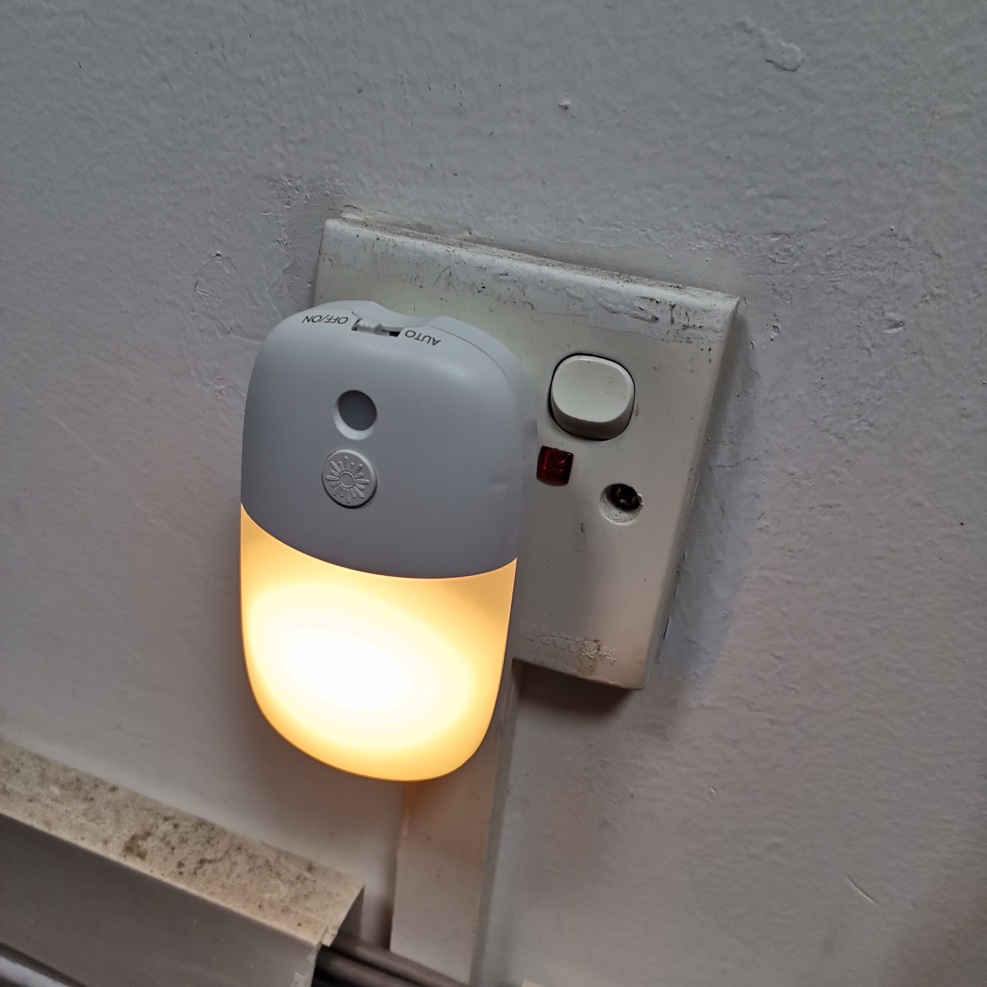 Foldable Plug-in Light-controlled Night Light photo 5