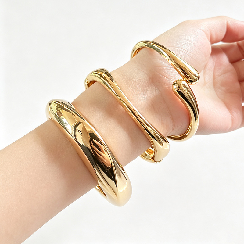 Womens Wide-brimmed Bracelet With Irregular Mirror-like Openings photo 5