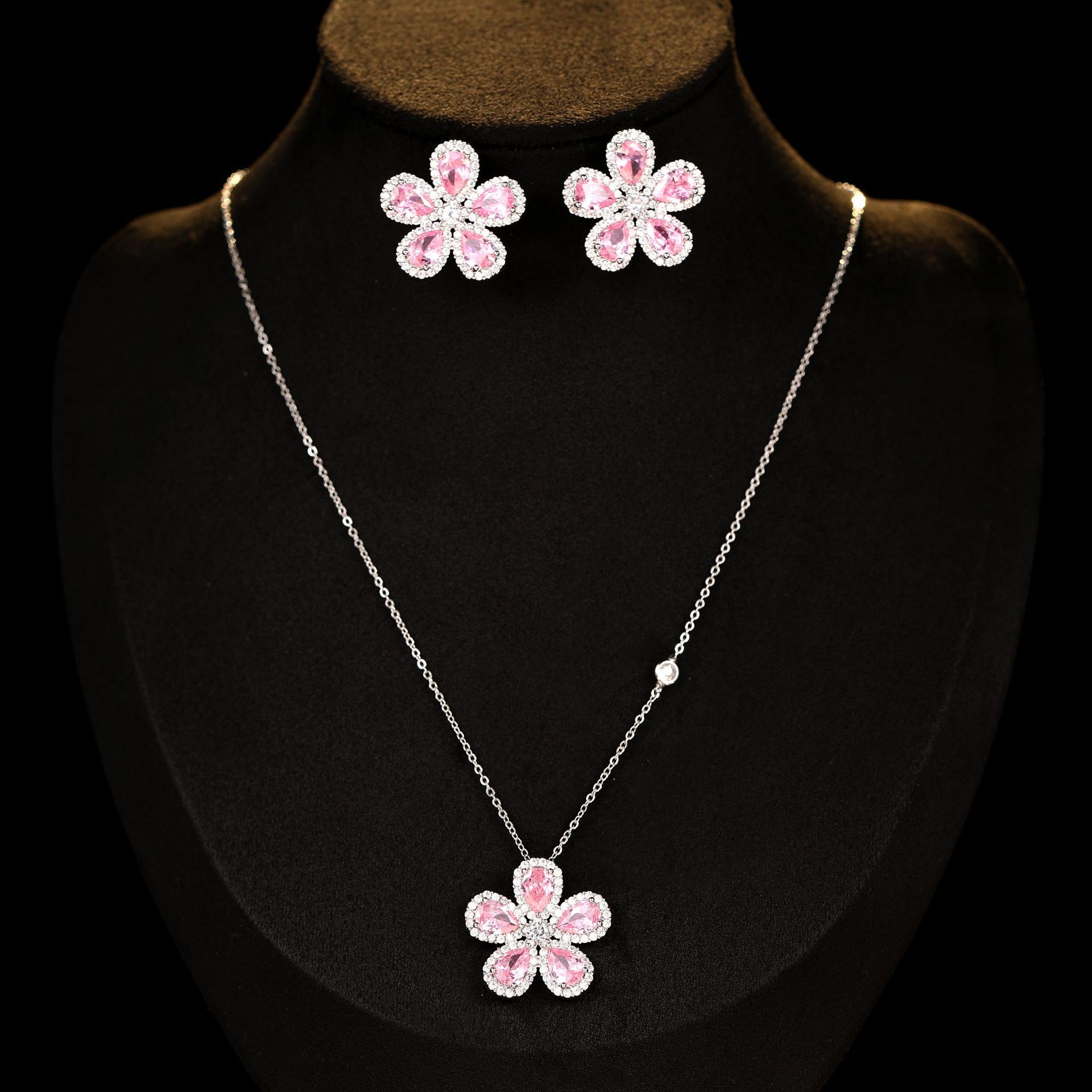 High-grade Jewelry Suit Micro Inlaid Zircon Sunflower Ear Stud Necklace A Set Of Elegant Jewelry photo 4